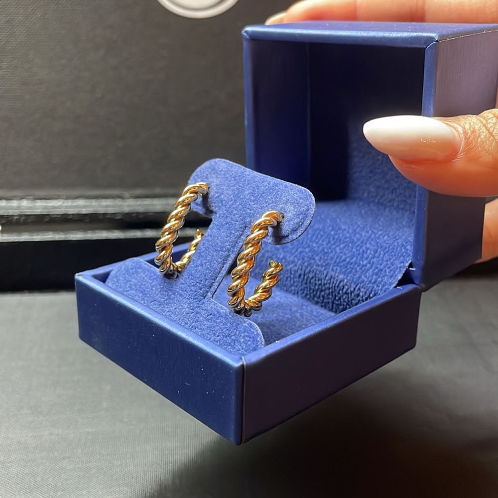 Women’s small twist gold earring